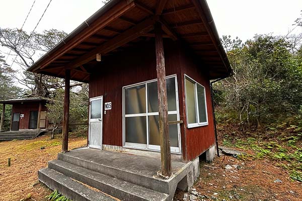 風雨の影響を受けたバンガロー