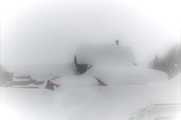 くろもり館雪下ろし