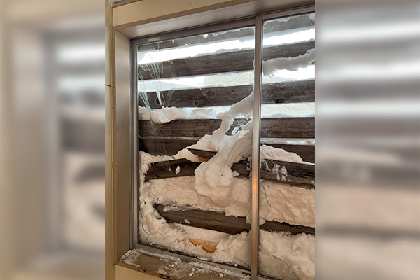 【青森県五所川原市】令和8年1月豪雪 中学校落雪によるガラス破損